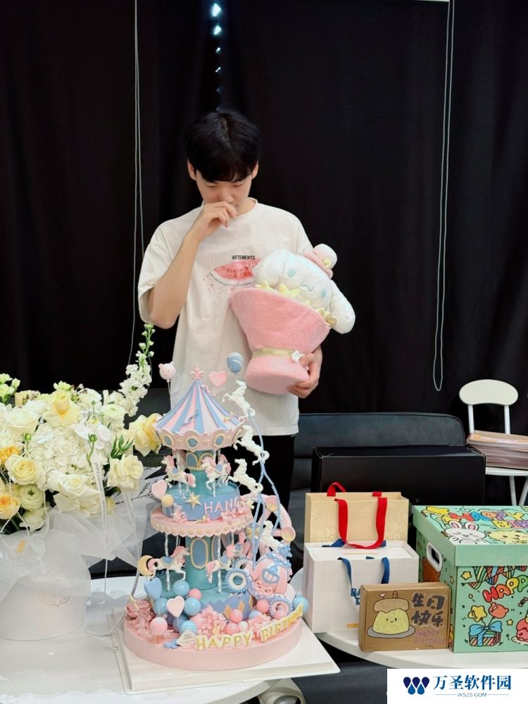 WBG官方晒Hang与礼物蛋糕合影：祝Hang生日快乐